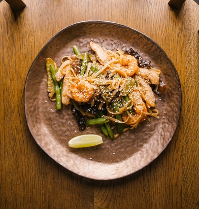 Удон з креветками та куркою від Young 