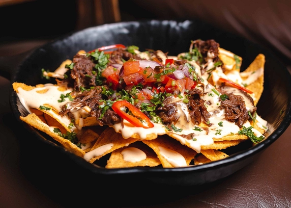 Начос з телятиною та сирним соусом від NoName 