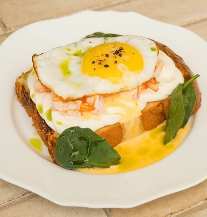 Тост з креветками та крем фетою від DIM Bakery 