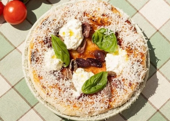 Піца з анчоусами та страчателлою - DIM Bakery 