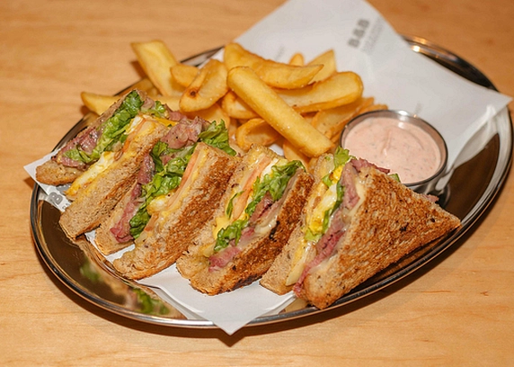 Клаб сендвіч з Пастрамі від B&B Community 