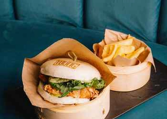 Бургер з кріспі куркою від Young 