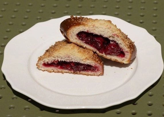 Булочка з вишнею від DIM Bakery  asdsdsadssdsadasdasddd