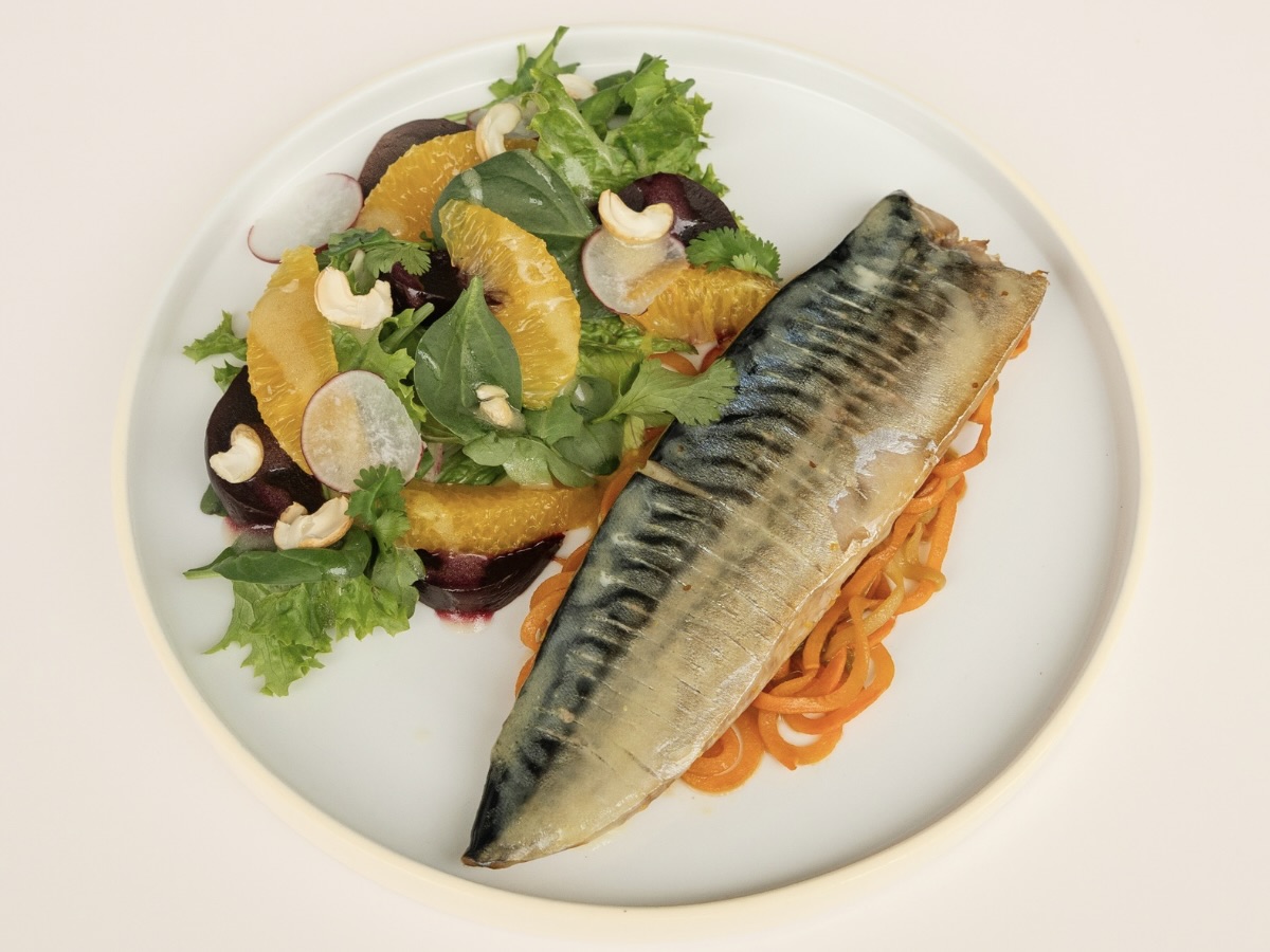 Запечена макрель із овочевими спагетті та цитрусовим салатом
