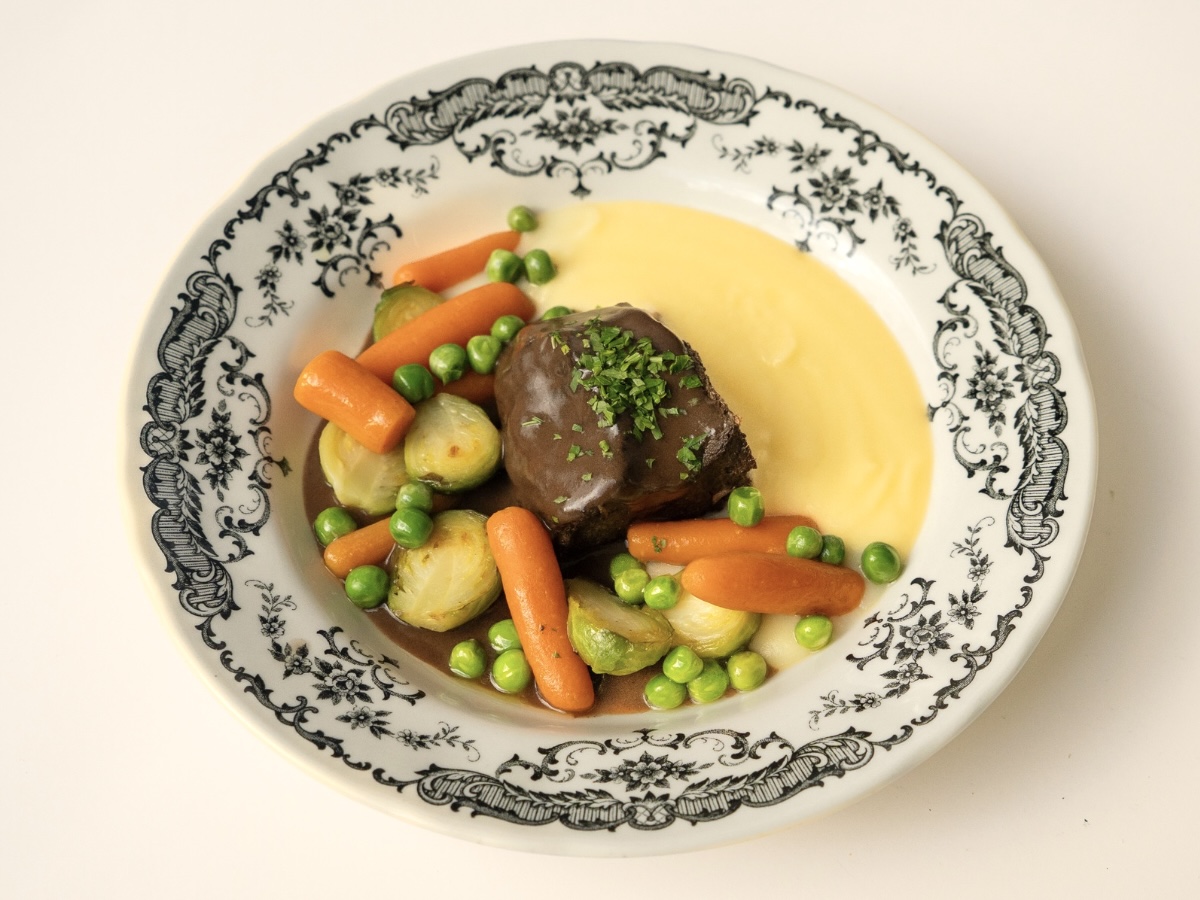 Томлена телятина з картопляним пюре та овочами