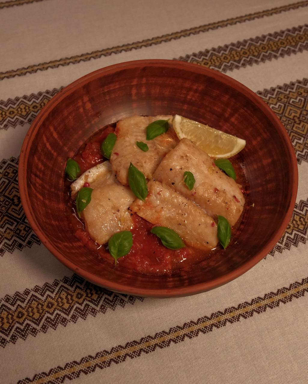 Запечене філе хека на томатній основі 