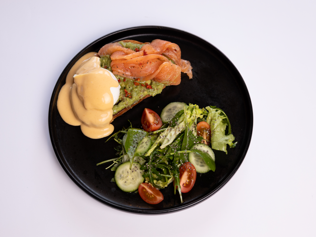 Тост із яйцем бенедикт та лососем 