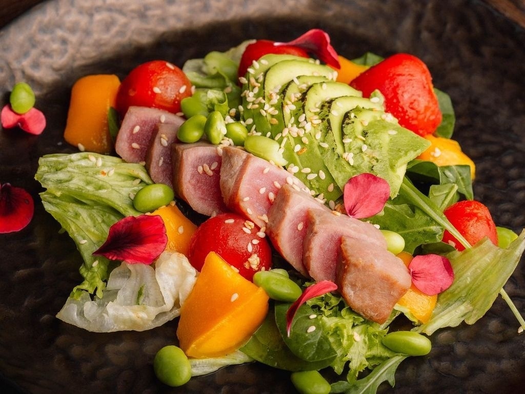 Салат з тунцем татакі