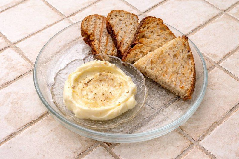 Збите масло з хлібом