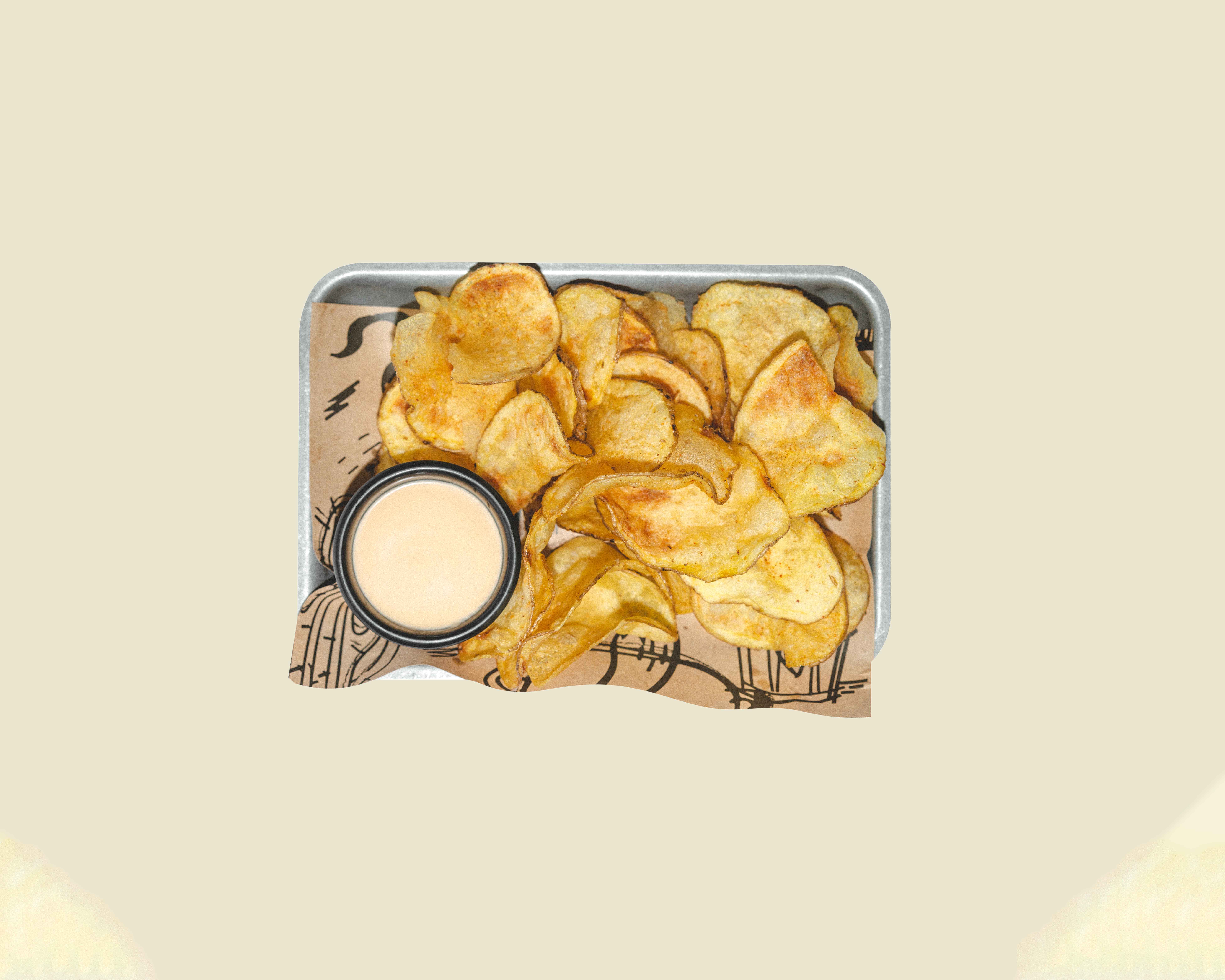 Картопляні чіпси з сирним соусом