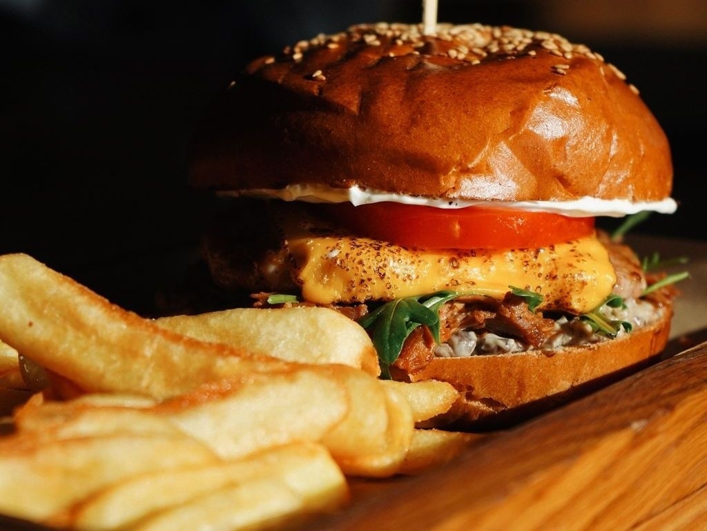 NEW Бургер з куркою та рваною свининою