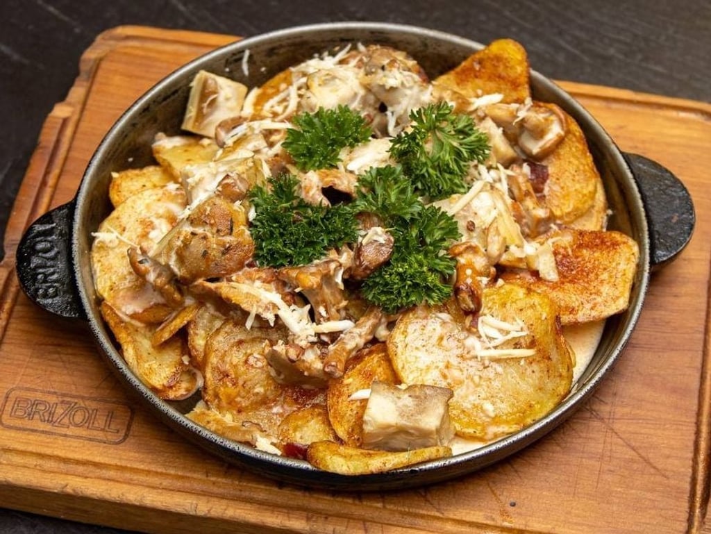 Пательня з лисичками та курячим стегном