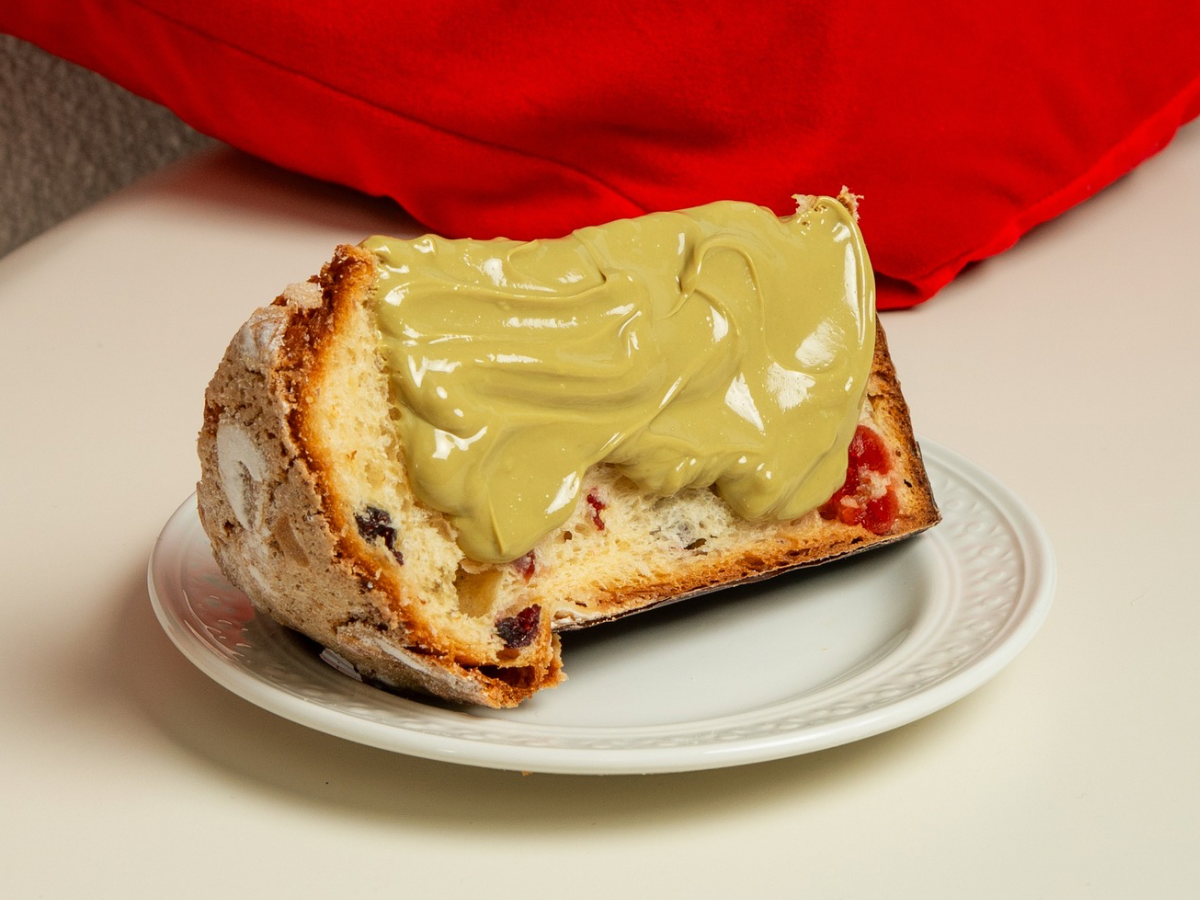 Панетон з фісташковим кремом