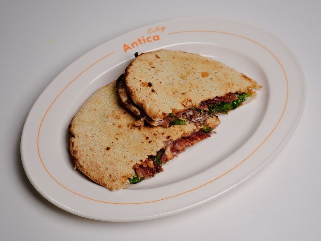 Чіабата з рваною телятиною