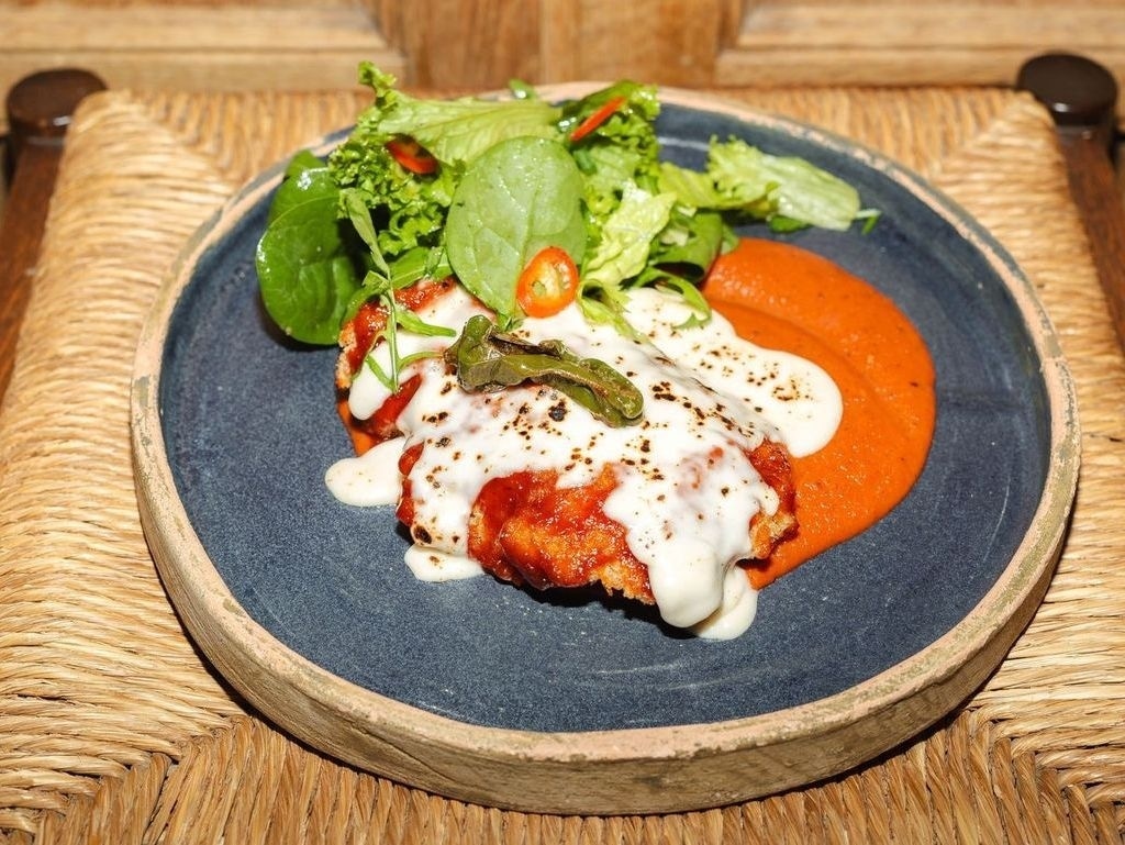 Куряче стегно на томатному бешамелі