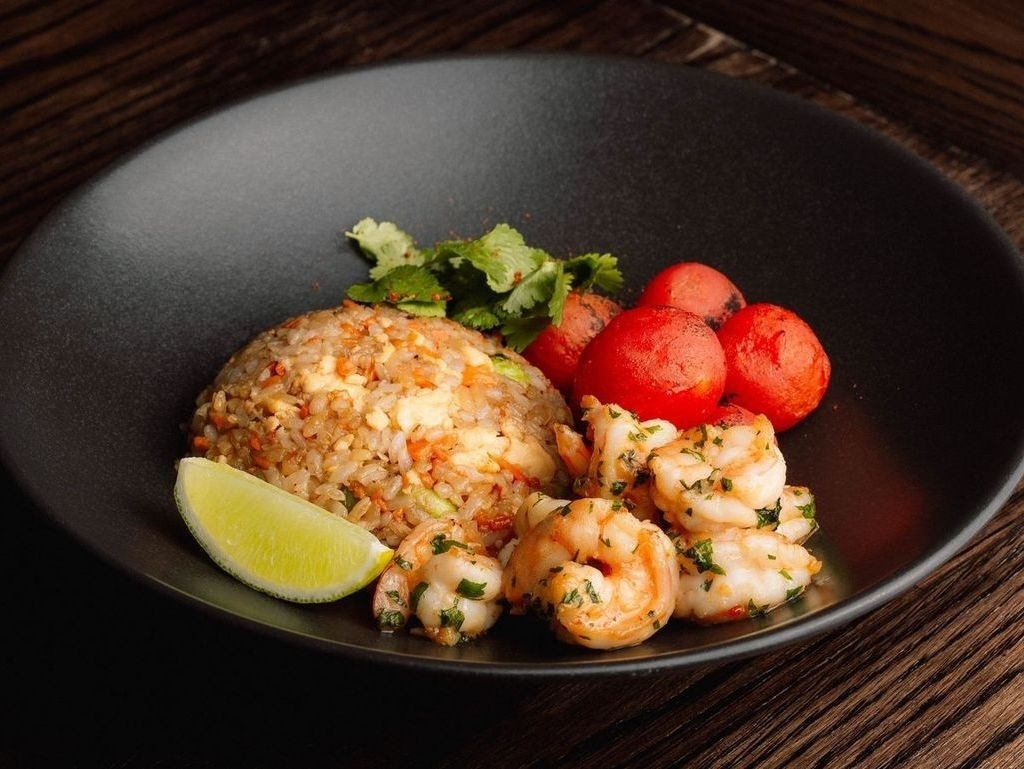Креветки з смаженим рисом та чері конфі