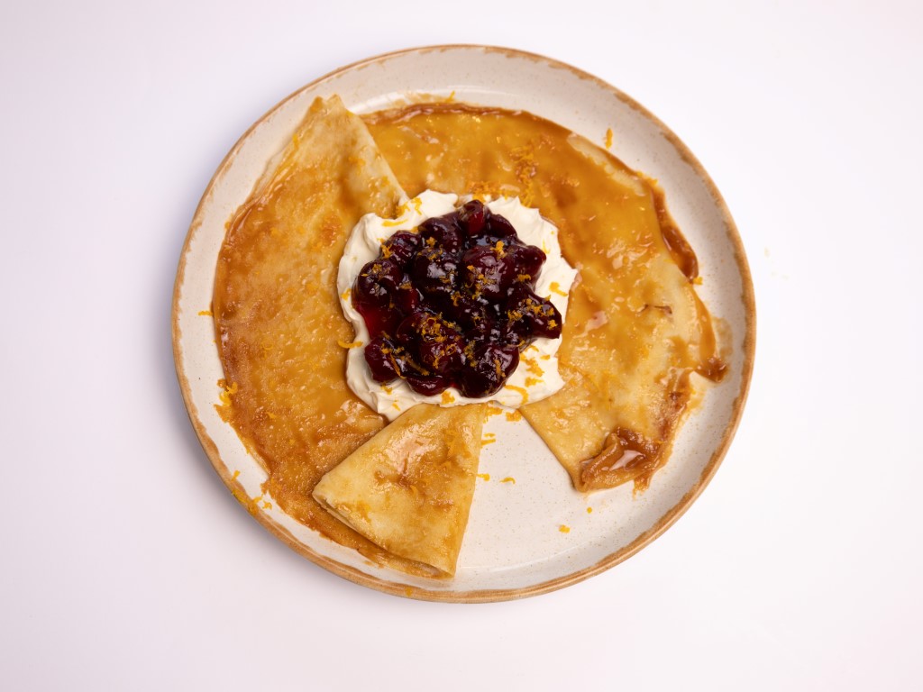 Карамельні млинці з вишнею