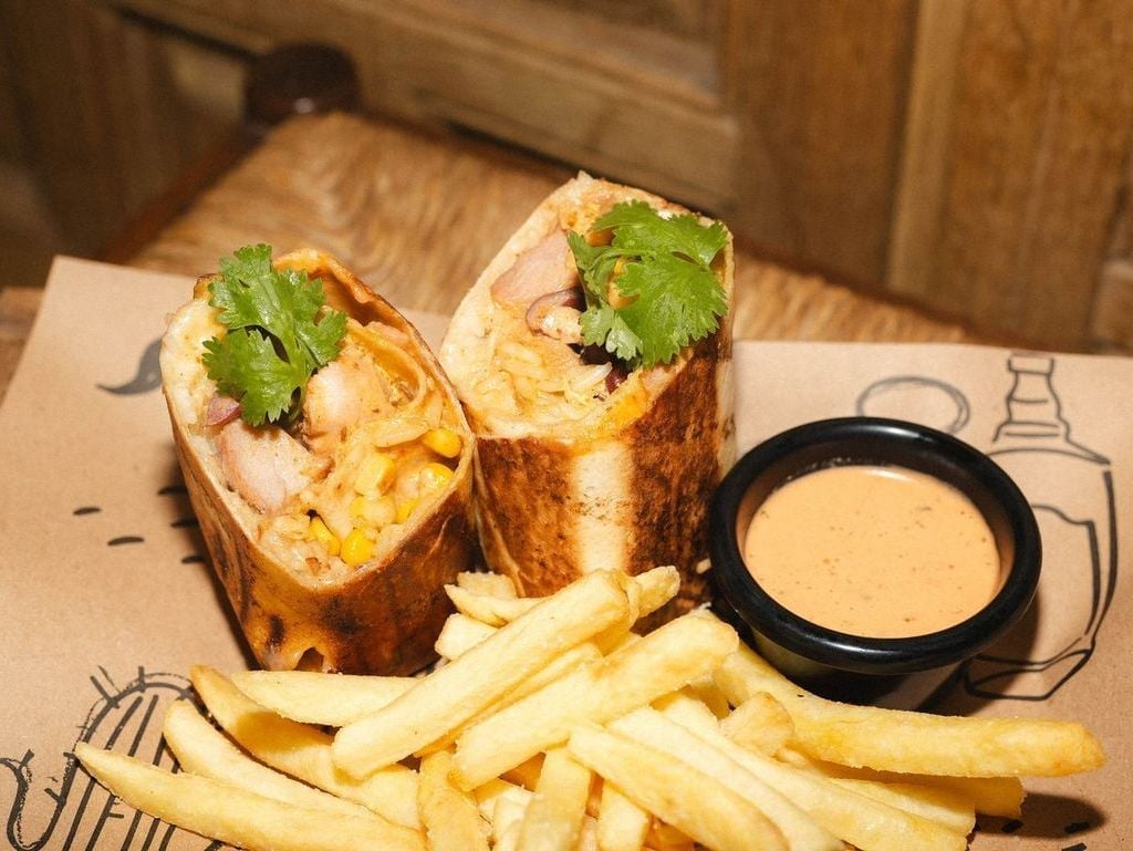 Бурітос з курячим стегном з соусом чіпотле 