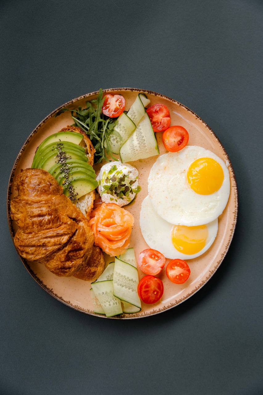 Клубний сніданок з круасаном, лососем та авокадо