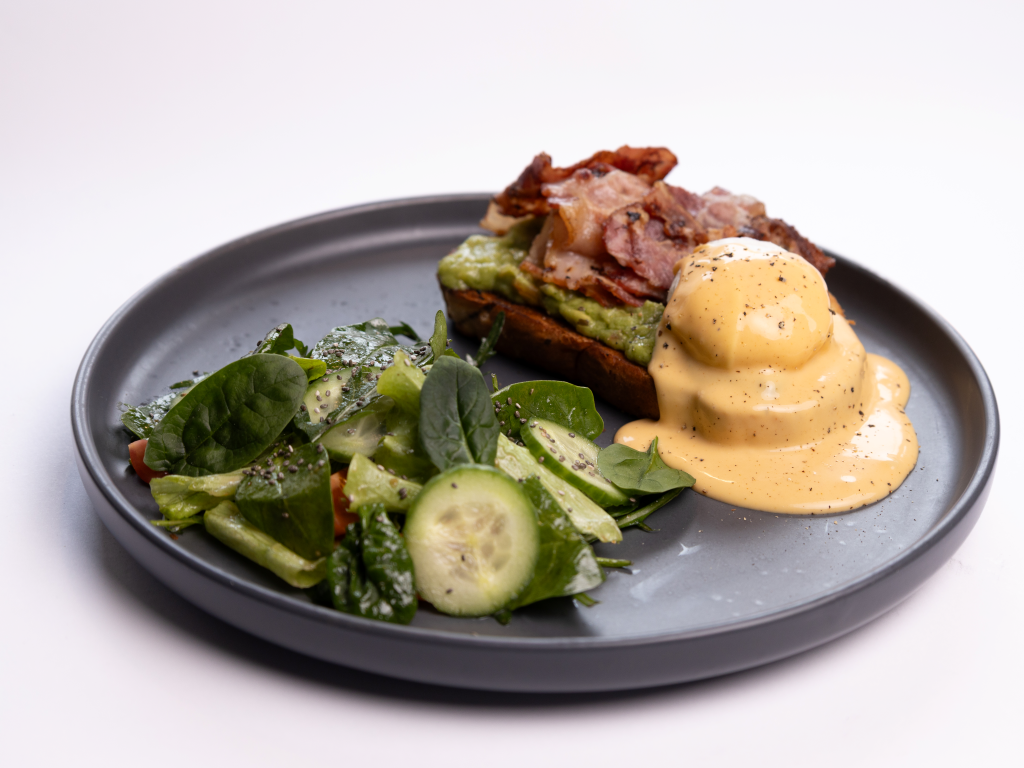 Тост із яйцем бенедикт та беконом