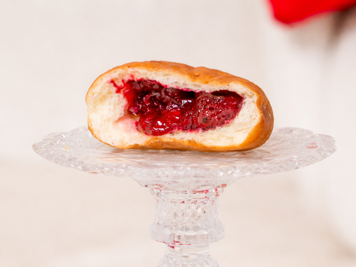 Коробка пампушок з вишнею 6 шт