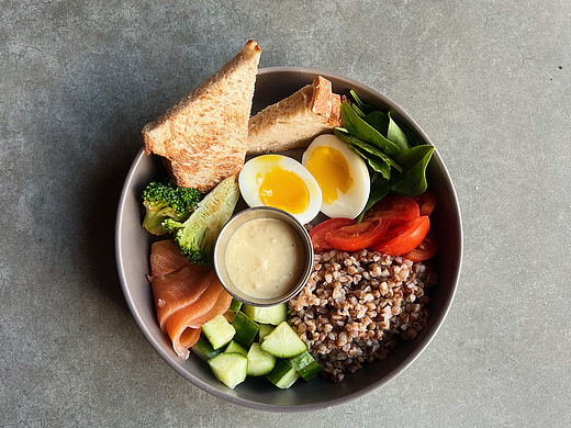 Боул з лососем 