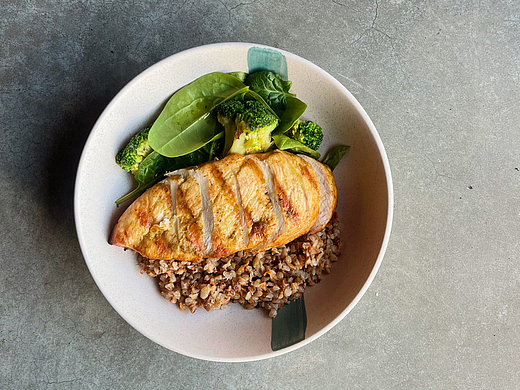 Гречана каша з курячим філе 