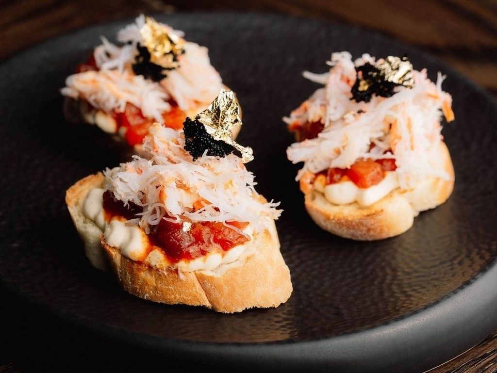 Брускети з крабом  та томатним конфітюром