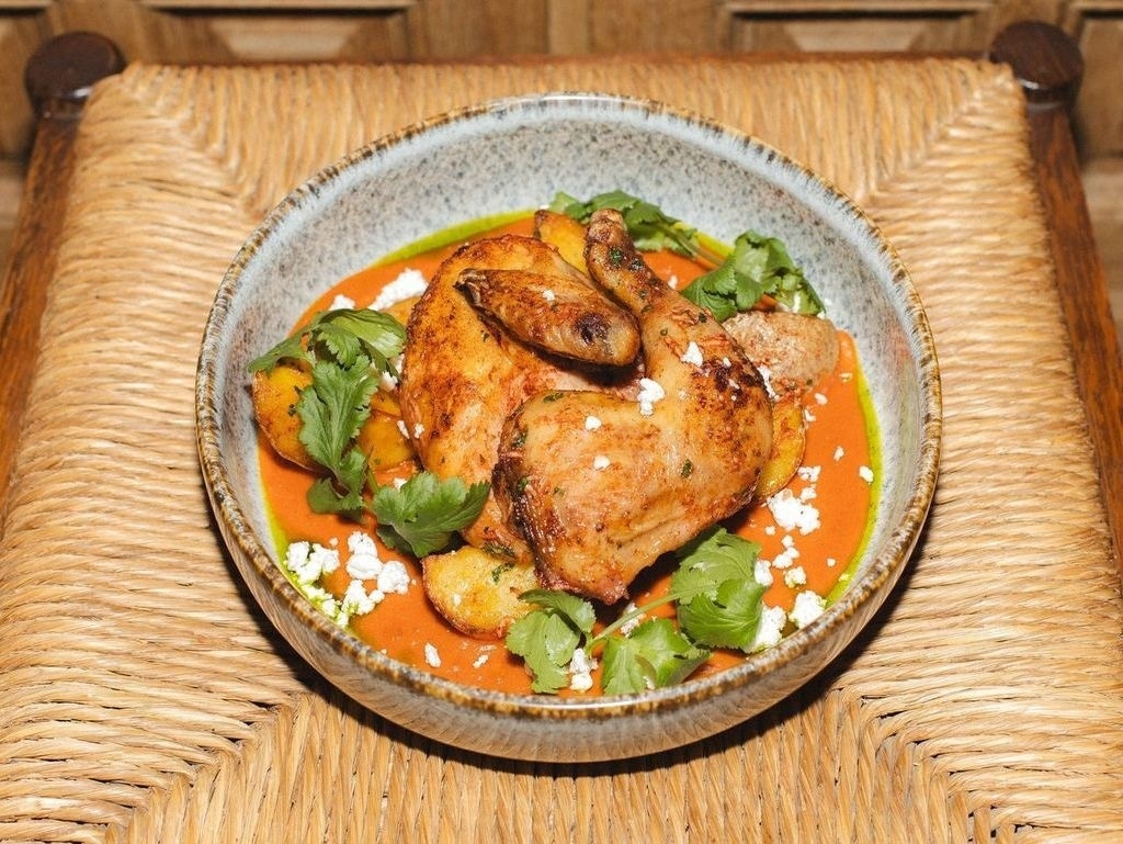 Курча пірі-пірі з картоплею та томатною сальсою