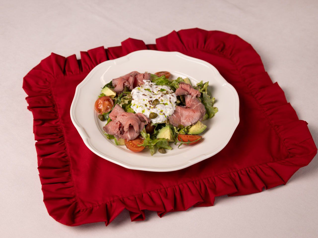 Салат з ростбіфом та трюфельною страчателлою