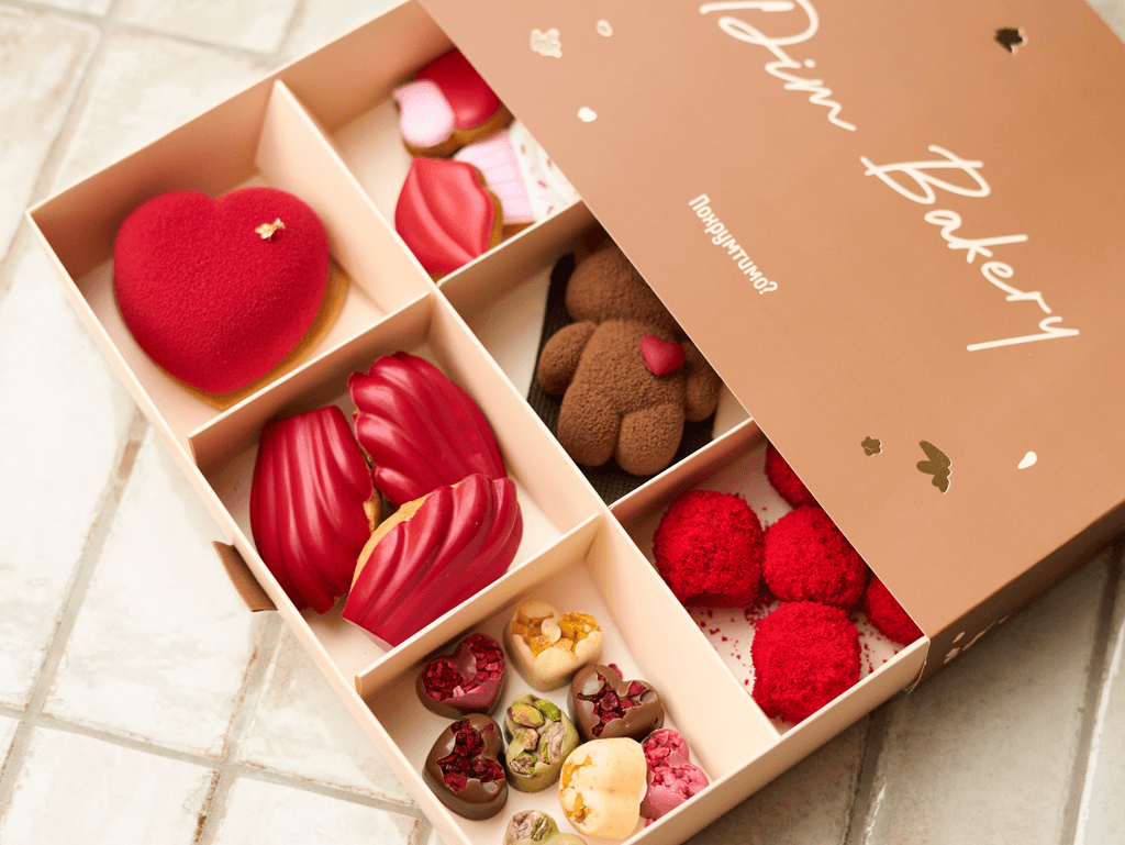 Коробочка подарункова МIX мадлен/цукерки/пряники/мусові десерти