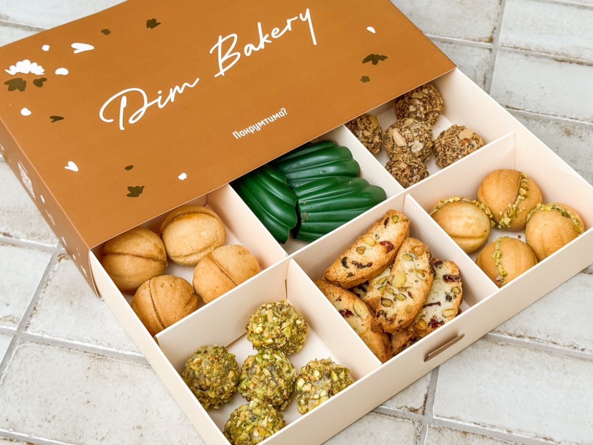 Коробочка MІХ горішки/цукерки/мадлен/печиво